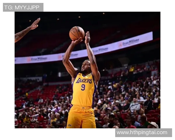 夸梅：布朗尼在主场比赛中表现得如同被车灯照射的迷茫鹿